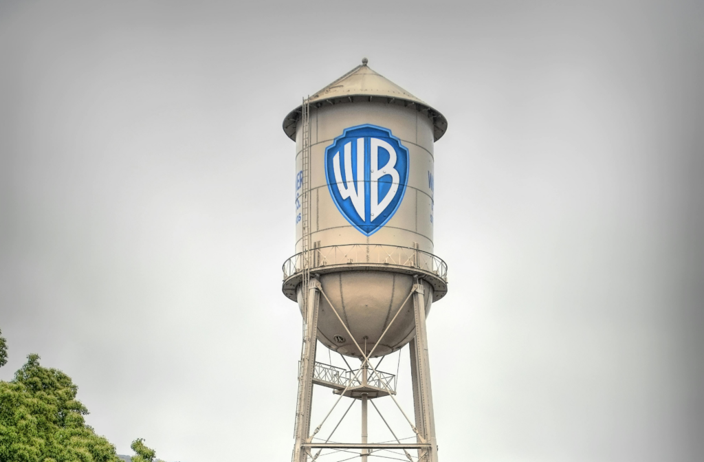 Netflix e Paramount disputam a Warner Bros., expondo o valor estratégico de IP e marca no streaming. Entenda o que está realmente em jogo.