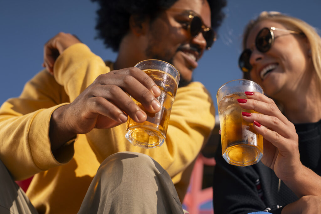 A disputa entre Ambev e marcas como Xeque Mate revela como o Carnaval virou território estratégico de branding, exclusividade e construção de valor cultural.