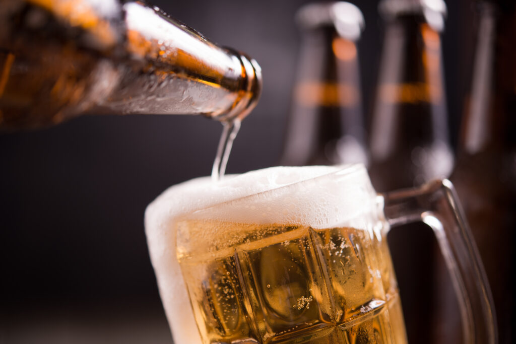 Anheuser-Busch InBev, dona da Ambev, retoma crescimento ao focar em marcas-chave e novas categorias.