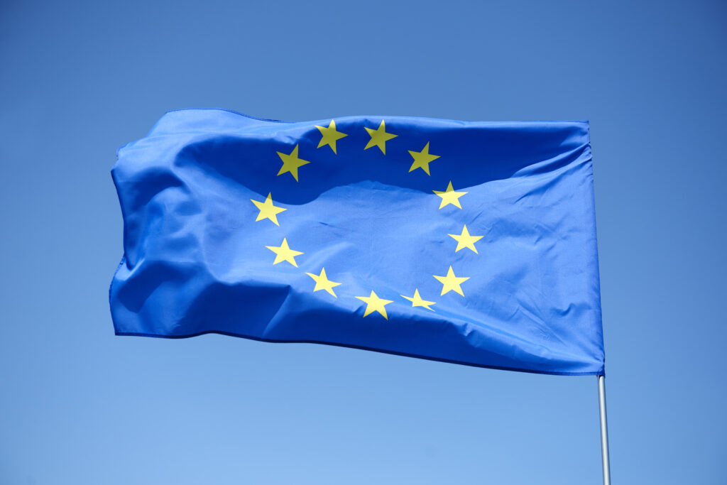 As novas restrições da União Europeia sobre soja, carne e aço mostram como regulação e sustentabilidade estão redefinindo a competitividade global. Entenda os impactos para empresas exportadoras.