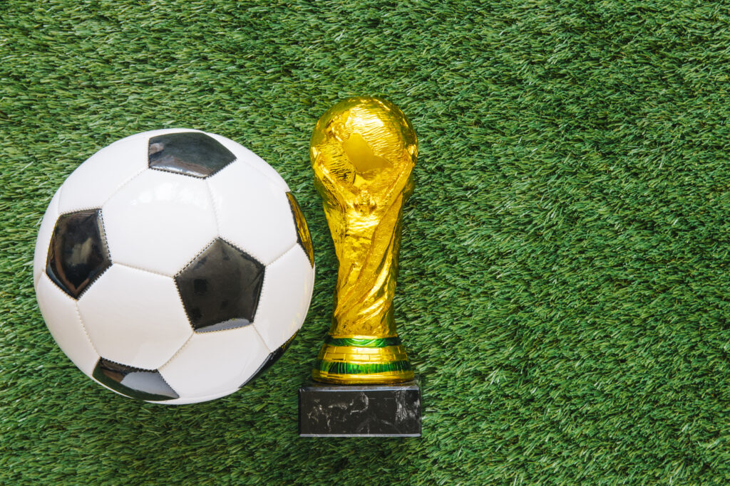 A Copa do Mundo de 2026 deve gerar US$ 13 bilhões para a FIFA. Entenda como valor percebido, escassez e estratégia de preço transformaram o torneio em uma potência global de monetização.