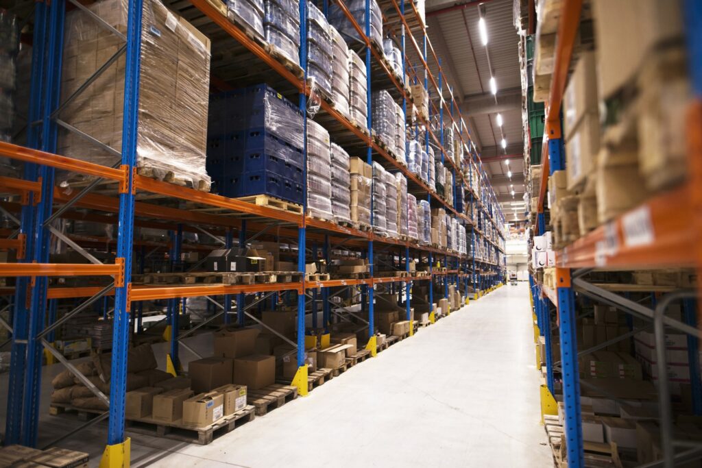 Mercado Livre, Shopee e Amazon disputam galpões logísticos em todo o Brasil. Entenda como localização, expansão territorial e inteligência de mercado estão redefinindo a competição no e-commerce.