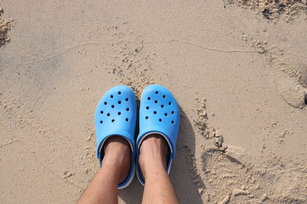 A Crocs aceitou perder vendas no curto prazo para reduzir estoques, controlar descontos e proteger margens. Entenda a estratégia por trás da retomada.